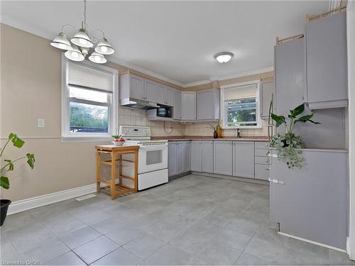 210 East 24Th Street, Hamilton, ON - Indoor Photo Showing Kitchen