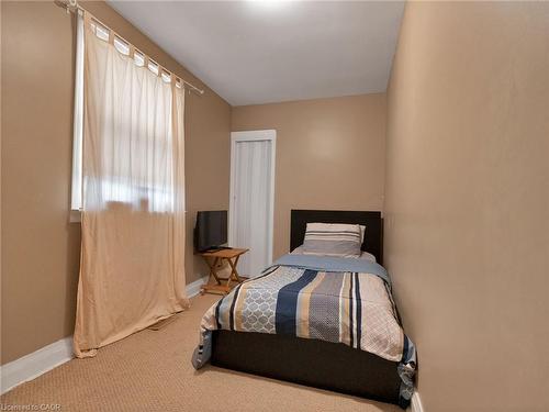 210 East 24Th Street, Hamilton, ON - Indoor Photo Showing Bedroom