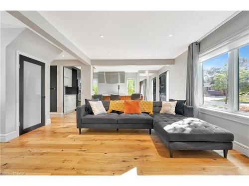 254 Pinewood Place, Waterloo, ON - Indoor Photo Showing Living Room