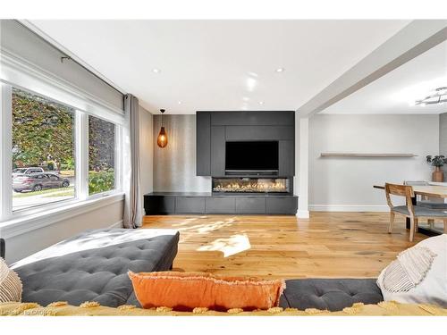 254 Pinewood Place, Waterloo, ON - Indoor Photo Showing Living Room