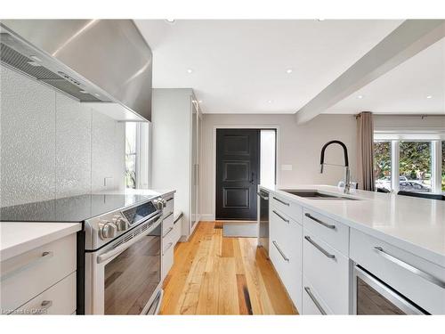 254 Pinewood Place, Waterloo, ON - Indoor Photo Showing Kitchen With Upgraded Kitchen
