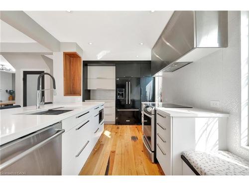 254 Pinewood Place, Waterloo, ON - Indoor Photo Showing Kitchen With Upgraded Kitchen