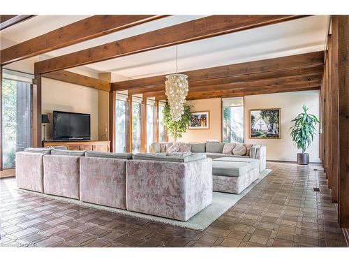 6 Freeland Court, Hamilton, ON - Indoor Photo Showing Living Room