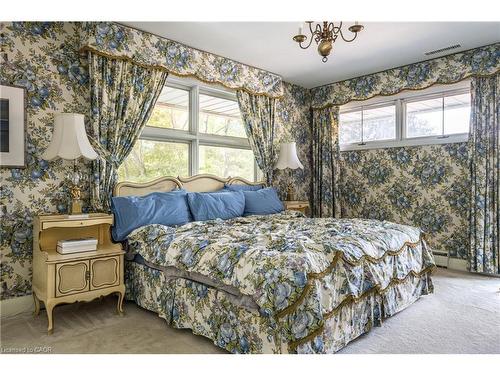 6 Freeland Court, Hamilton, ON - Indoor Photo Showing Bedroom