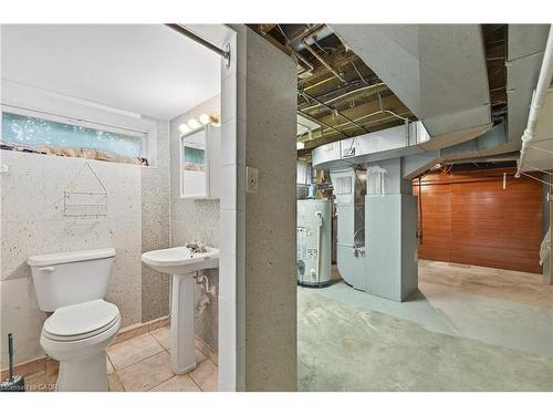 233 High Street, London, ON - Indoor Photo Showing Bathroom