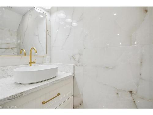 452 Rothesay Place, Burlington, ON - Indoor Photo Showing Bathroom