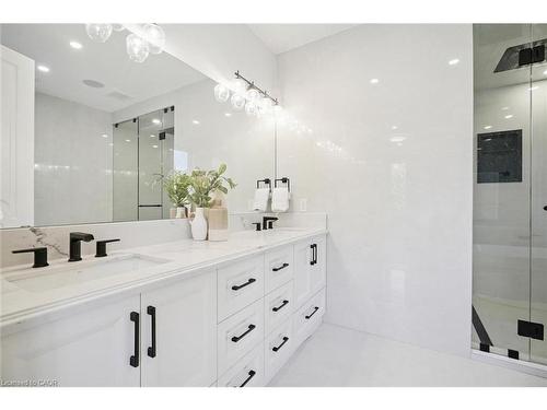 452 Rothesay Place, Burlington, ON - Indoor Photo Showing Bathroom