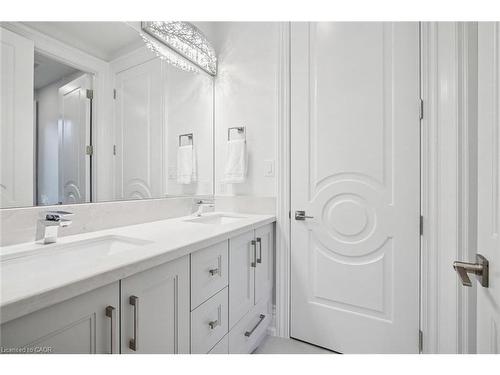 452 Rothesay Place, Burlington, ON - Indoor Photo Showing Bathroom