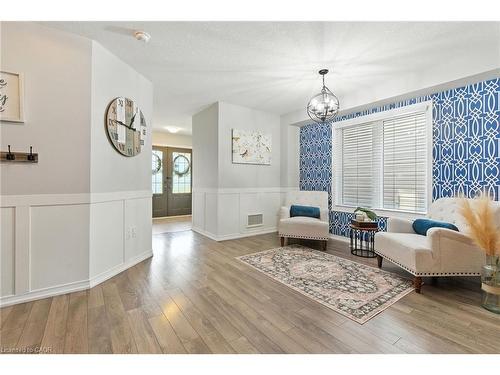 8769 Dogwood Crescent, Niagara Falls, ON - Indoor Photo Showing Living Room