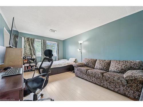41-121 University Avenue E, Waterloo, ON - Indoor Photo Showing Living Room