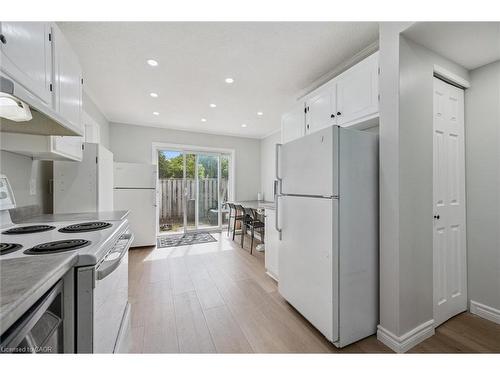 41-121 University Avenue E, Waterloo, ON - Indoor Photo Showing Kitchen