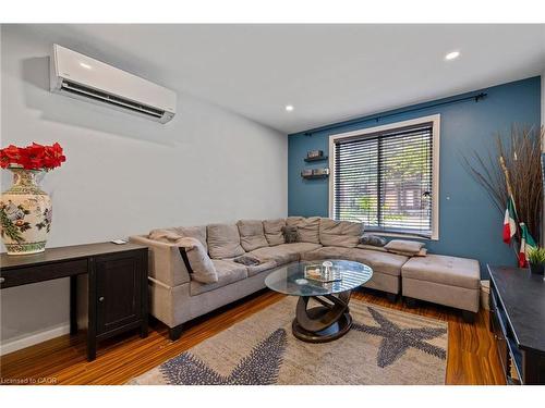 104-28 Victoria Avenue N, Hamilton, ON - Indoor Photo Showing Living Room