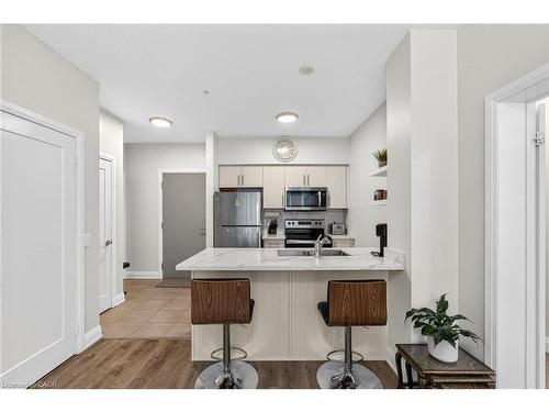 402-16 Concord Place, Grimsby, ON - Indoor Photo Showing Kitchen