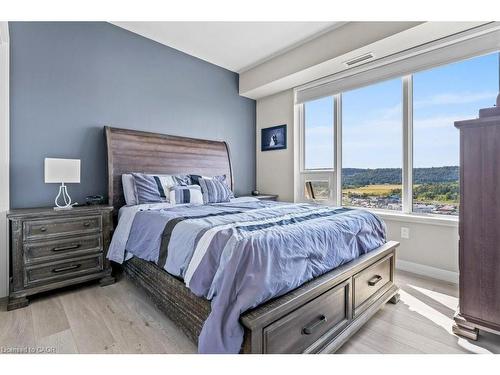 1402-385 Winston Road, Grimsby, ON - Indoor Photo Showing Bedroom