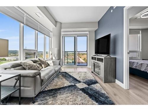 1402-385 Winston Road, Grimsby, ON - Indoor Photo Showing Living Room