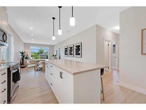 52 Moon Crescent, Cambridge, ON - Indoor Photo Showing Kitchen With Upgraded Kitchen
