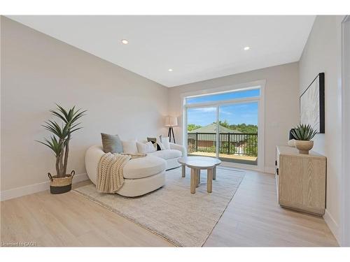 52 Moon Crescent, Cambridge, ON - Indoor Photo Showing Living Room