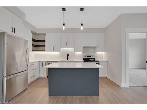 24 Moon Crescent, Cambridge, ON - Indoor Photo Showing Kitchen With Upgraded Kitchen