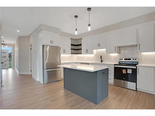 24 Moon Crescent, Cambridge, ON - Indoor Photo Showing Kitchen With Upgraded Kitchen