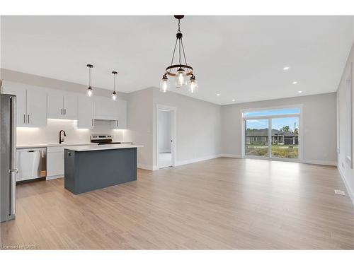 24 Moon Crescent, Cambridge, ON - Indoor Photo Showing Kitchen With Upgraded Kitchen