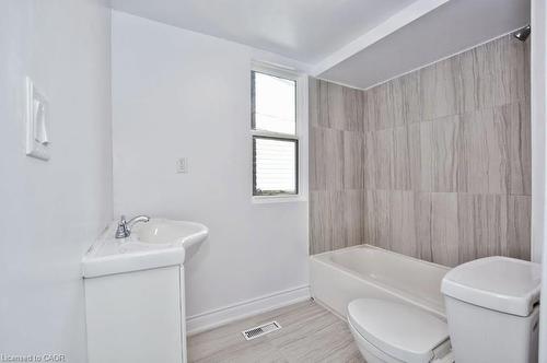 Main-21 Fife Street, Hamilton, ON - Indoor Photo Showing Bathroom