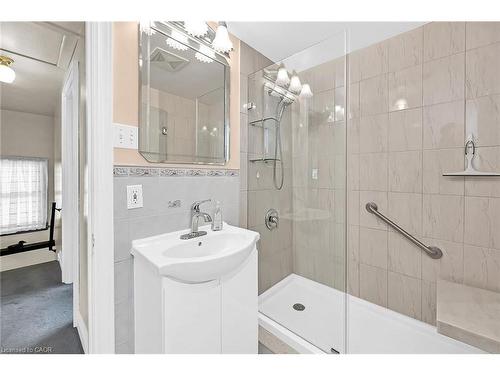 274 Ottawa Street S, Hamilton, ON - Indoor Photo Showing Bathroom