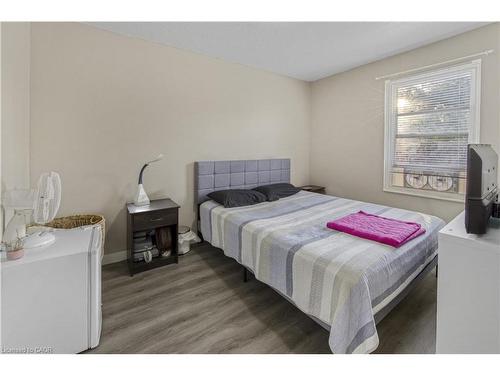 130 Stirton Street, Hamilton, ON - Indoor Photo Showing Bedroom