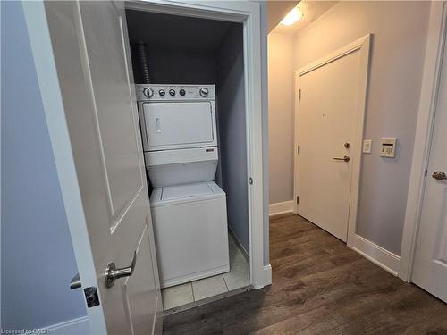 2402-330 Burnhamthorpe Road W, Mississauga, ON - Indoor Photo Showing Laundry Room