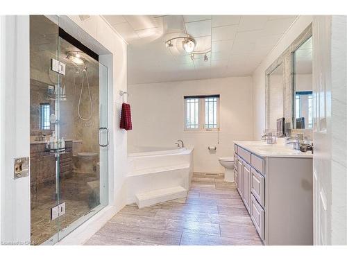 717906 Highway 6, Owen Sound, ON - Indoor Photo Showing Bathroom