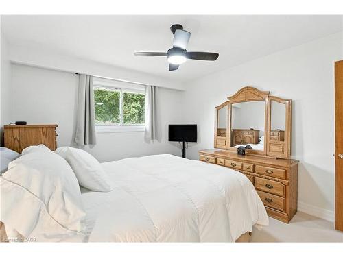 20 Woodside Drive, Hamilton, ON - Indoor Photo Showing Bedroom