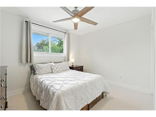 20 Woodside Drive, Hamilton, ON - Indoor Photo Showing Bedroom