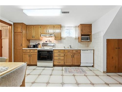 20 Woodside Drive, Hamilton, ON - Indoor Photo Showing Kitchen