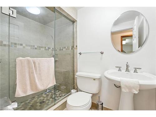 20 Woodside Drive, Hamilton, ON - Indoor Photo Showing Bathroom