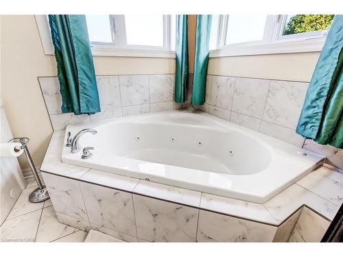 10 Birchall Lane, St. Thomas, ON - Indoor Photo Showing Bathroom