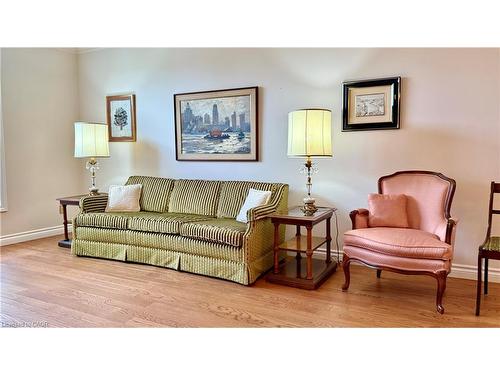 4 Orchard Crescent, Waterford, ON - Indoor Photo Showing Living Room
