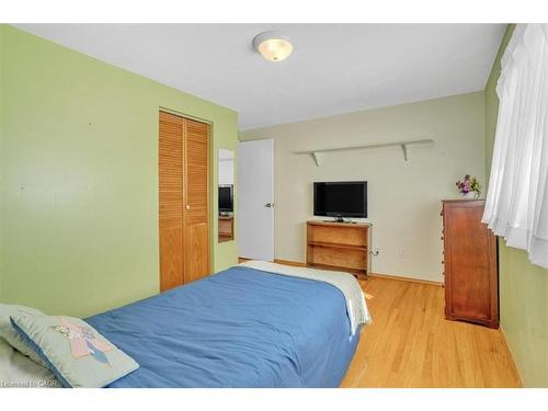 21 Willis Drive, Brampton, ON - Indoor Photo Showing Bedroom