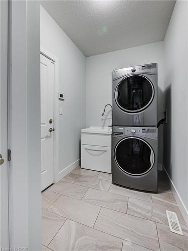 2527 Holbrook Drive, London, ON - Indoor Photo Showing Laundry Room