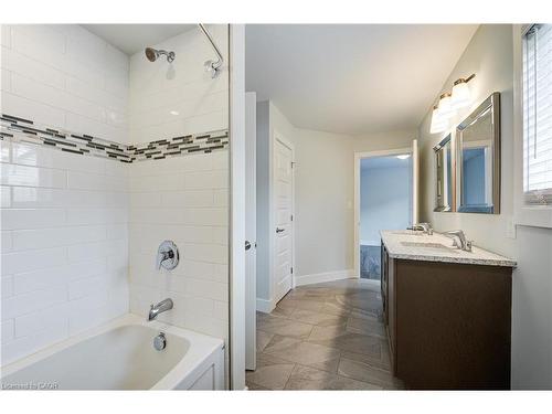 2527 Holbrook Drive, London, ON - Indoor Photo Showing Bathroom