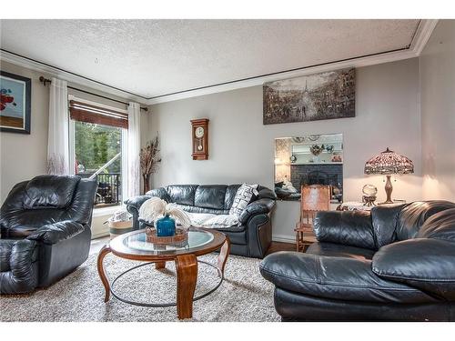 568 Strasburg Road, Kitchener, ON - Indoor Photo Showing Living Room