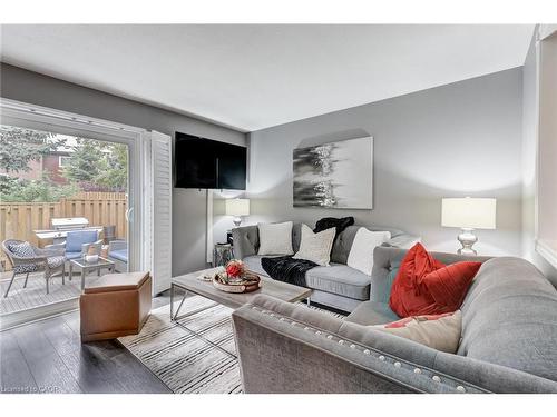 48-2825 Gananoque Drive, Mississauga, ON - Indoor Photo Showing Living Room