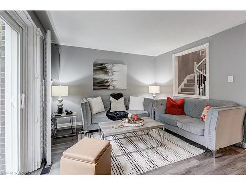 48-2825 Gananoque Drive, Mississauga, ON - Indoor Photo Showing Living Room