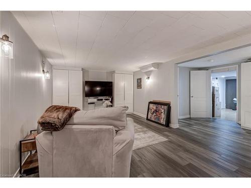 48-2825 Gananoque Drive, Mississauga, ON - Indoor Photo Showing Living Room
