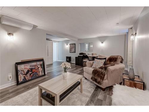 48-2825 Gananoque Drive, Mississauga, ON - Indoor Photo Showing Living Room