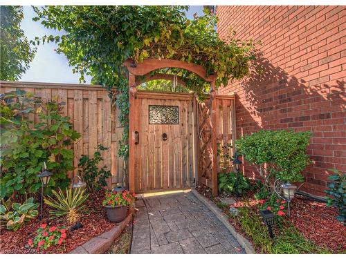 6 Osprey Court, Cambridge, ON - Outdoor