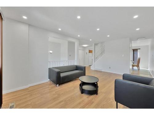 34 Phair Crescent, London, ON - Indoor Photo Showing Living Room