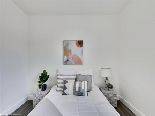 54 Fairview Avenue, Hamilton, ON - Indoor Photo Showing Bedroom