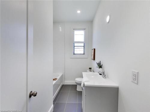 54 Fairview Avenue, Hamilton, ON - Indoor Photo Showing Bathroom
