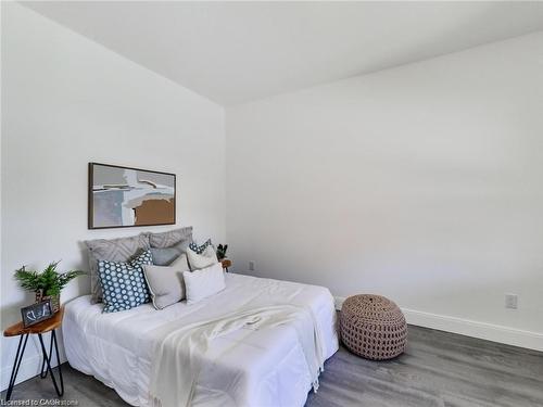 54 Fairview Avenue, Hamilton, ON - Indoor Photo Showing Bedroom