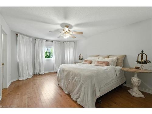 2139 Bushtrail Court, Burlington, ON - Indoor Photo Showing Bedroom