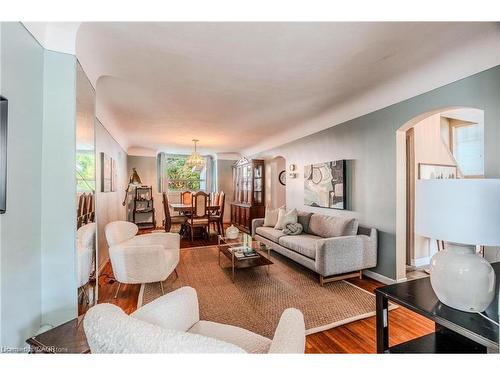 95 Paradise Road N, Hamilton, ON - Indoor Photo Showing Living Room